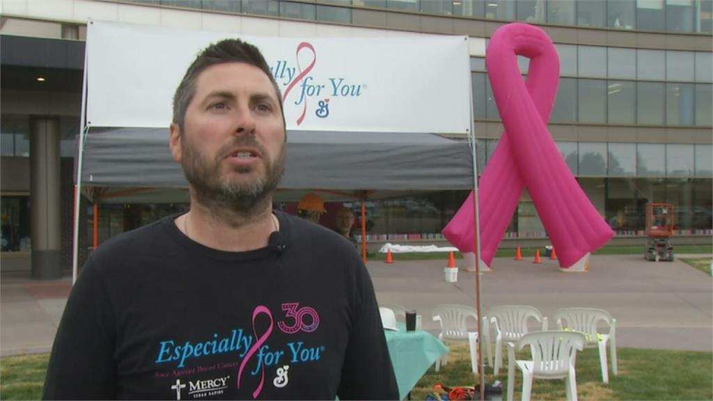 聲援乳癌義跑　醫師捐出自製超巨大粉紅蝴蝶結創紀錄