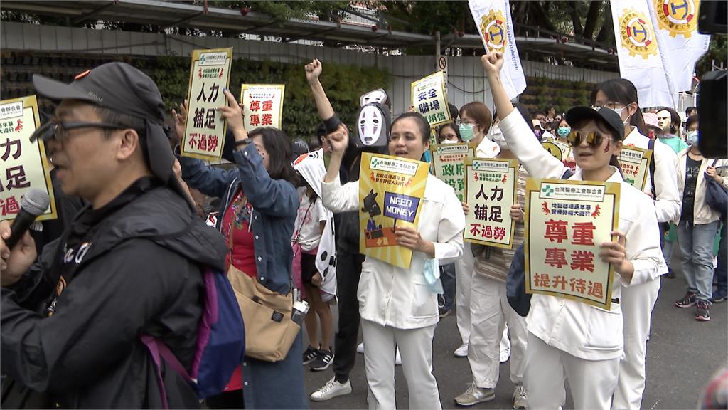 醫療人員「扮鬼」爭取勞權　衛福部：將訂出「三班護並比」比例