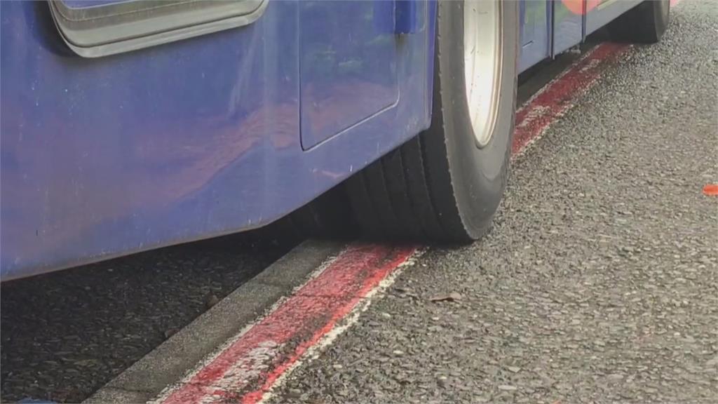 臨停變占用壓縮行人空間 遊覽車長期停放臨停車格無法可罰