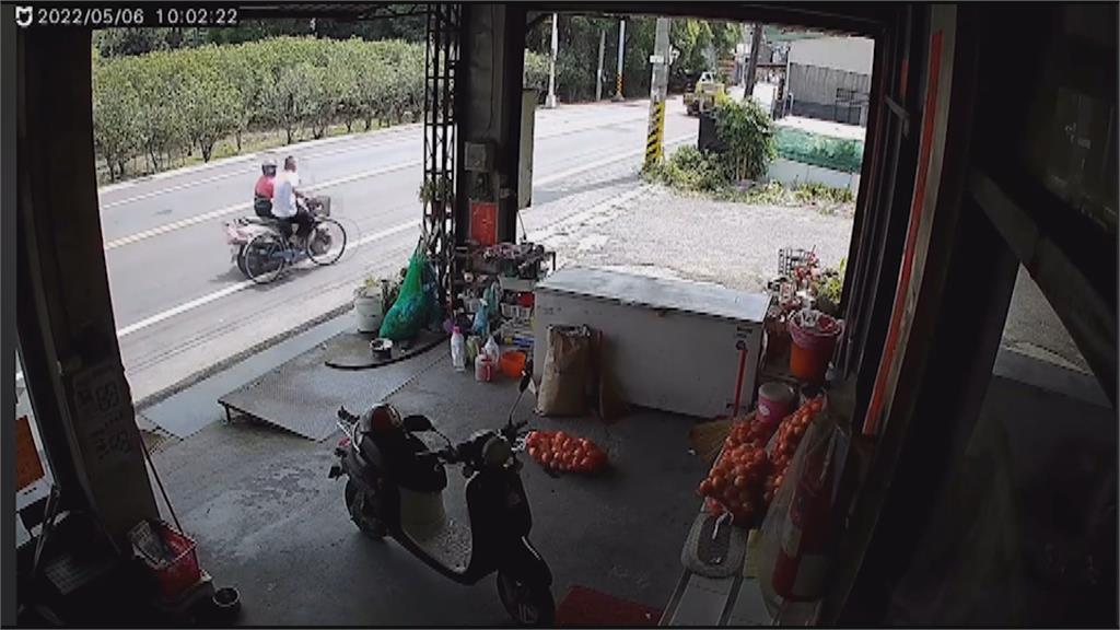 擦撞單車阿伯 機車阿嬤吼:你怎麼騎車的?