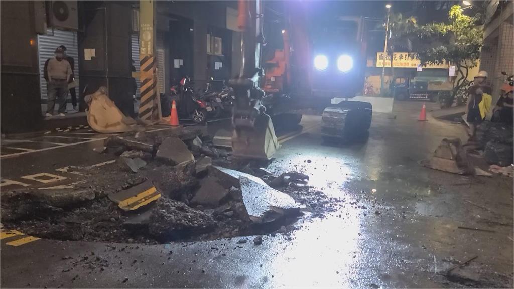 緊鄰工地當天未作業! 連日大雨釀禍? 新北板橋路面下陷 深達10公分