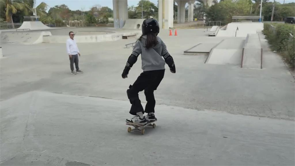 高雄滑板場意外！　外籍男帶童進場不慎摔倒骨折