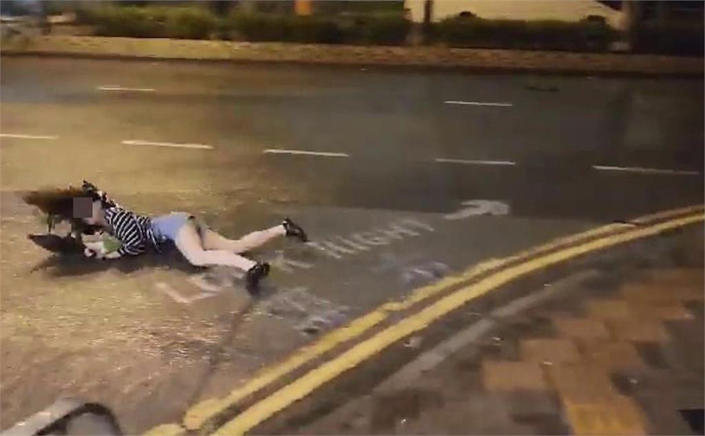 香港熱褲妹颱風天跪地擺POSE拍「濕身照寫真」　男伴1舉動網熱議