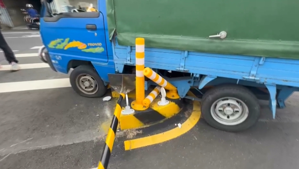 疑服用安眠藥後上路! 女自撞號誌燈桿車輛"空轉冒煙"