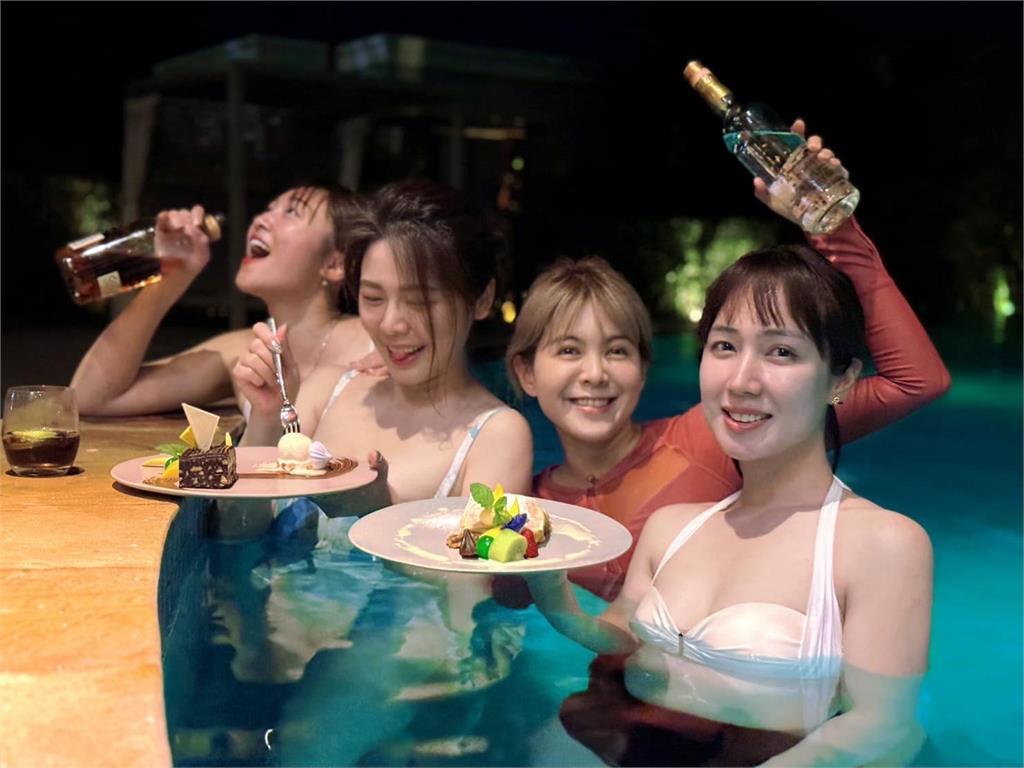 39歲白家綺「泳裝包不住」抬手全掉出!小薰猛料慘被出賣…網震撼:看到裡面