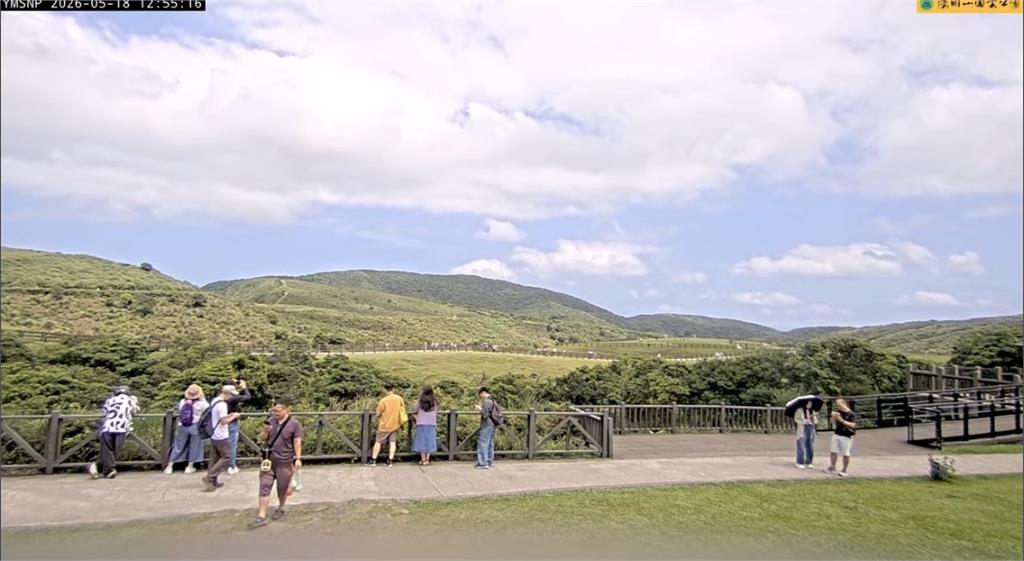 擎天崗「野戰地標」消失了！陽管處派人狠搬「激戰桌」網見畫面崩潰：景點被毀