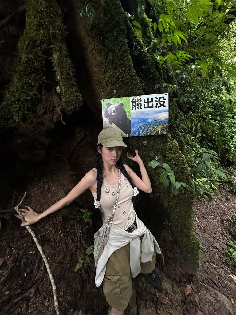 歐陽娜娜野外徒步「只穿坦克猛露膚」!突遇「熊出沒」畫面流出萬粉急關切
