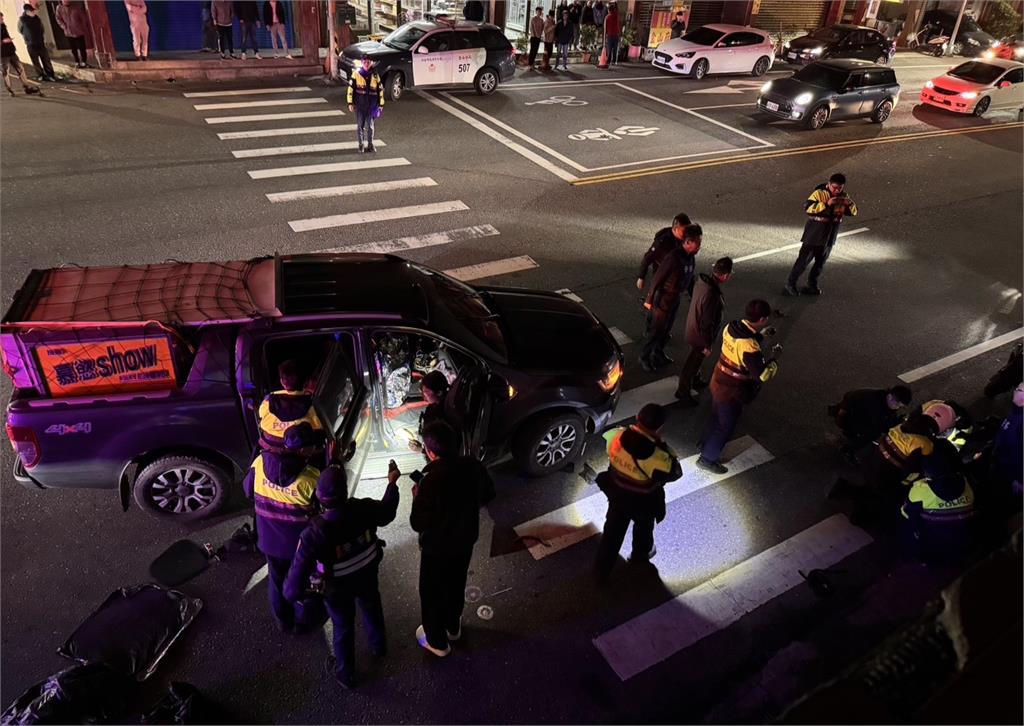 最新／驚悚畫面曝光！金山毒駕男「持雙刀」作勢隨機攻擊　警方狂追路口圍捕