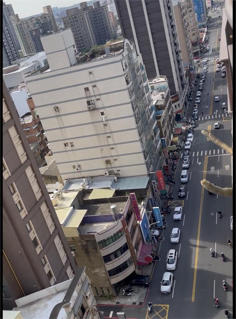 新竹巨城百貨周年慶!排隊車潮看嘸盡頭 警車擴音趕人