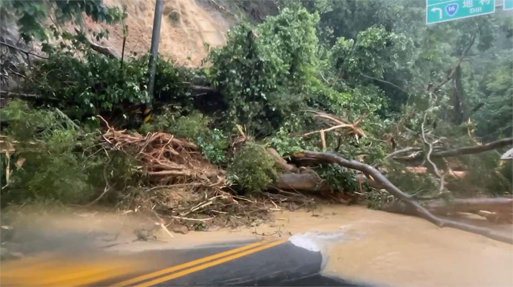 快新聞／凱米災情慘！南投貓羅溪暴漲「車子全泡水」　雲林、嘉義也淹水