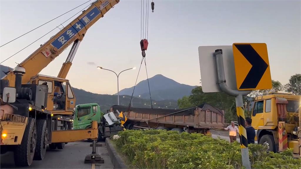 台東砂石車爆胎失控自衝分隔島 車頭車斗橫跨兩車道