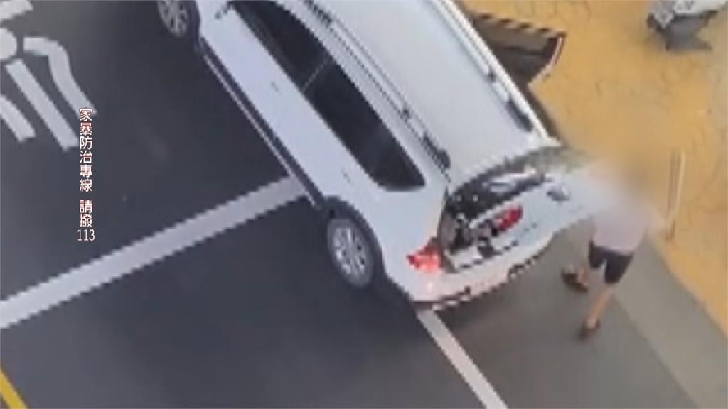 夫妻吵架持球棒街頭對峙！　放任孩童車上狂哭