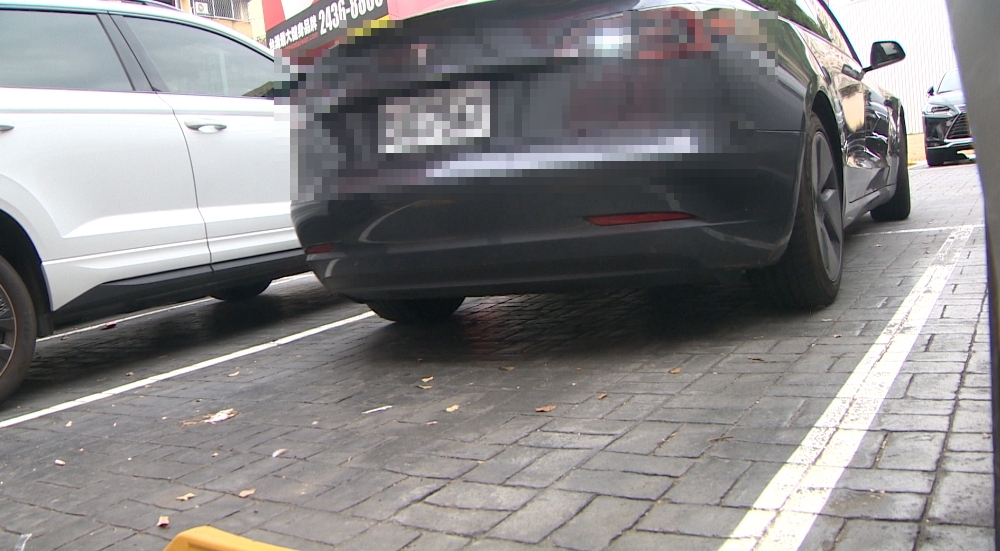 電動車自動停車出包? 車頭疑撞梁柱斜角留刮痕