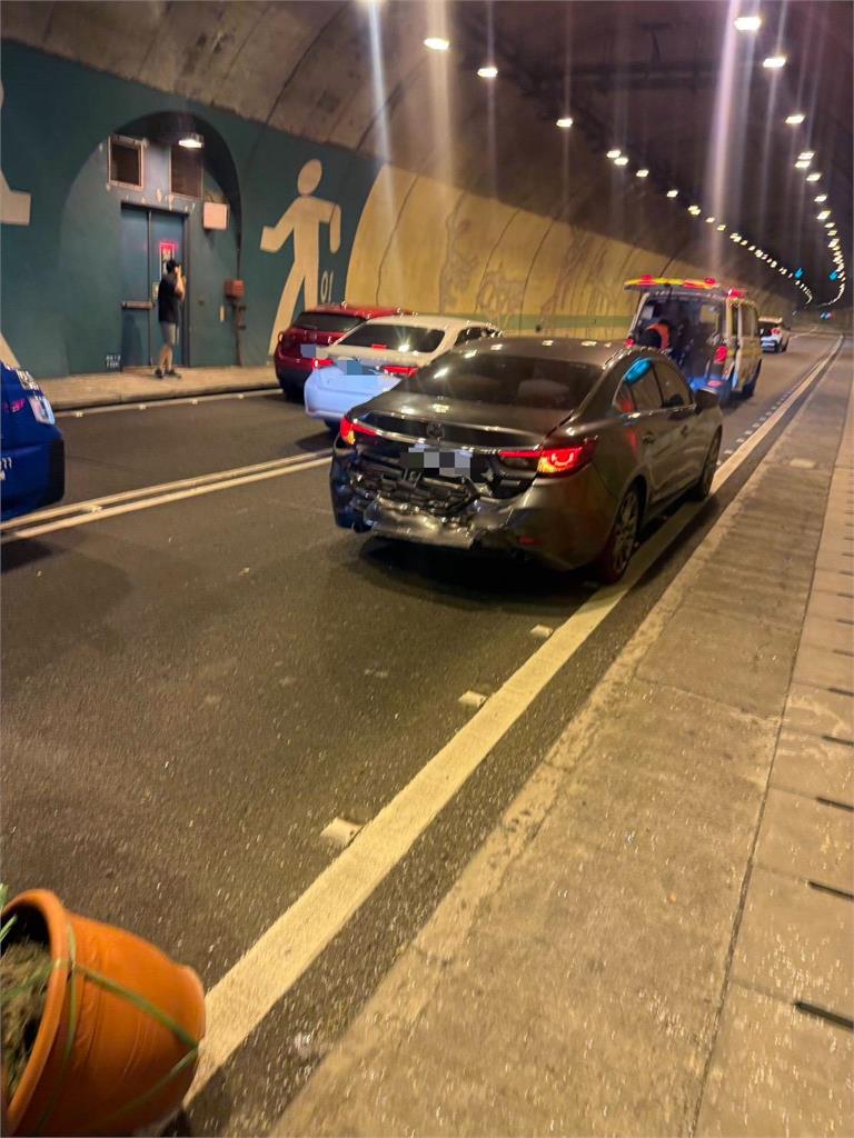 快新聞/一度回堵1公里!國6國姓段3車事故 貨車打滑遭撞「側翻畫面曝」