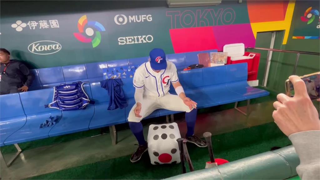 經典賽(影)／幸運骰子抵東蛋！台灣隊休息室「宋88」怎麼骰都6、盼複製12強強運