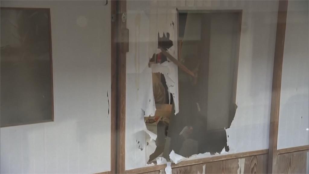 日本熊害不斷!北海道棕熊狂追汽車 引擎蓋遭拍到凹陷