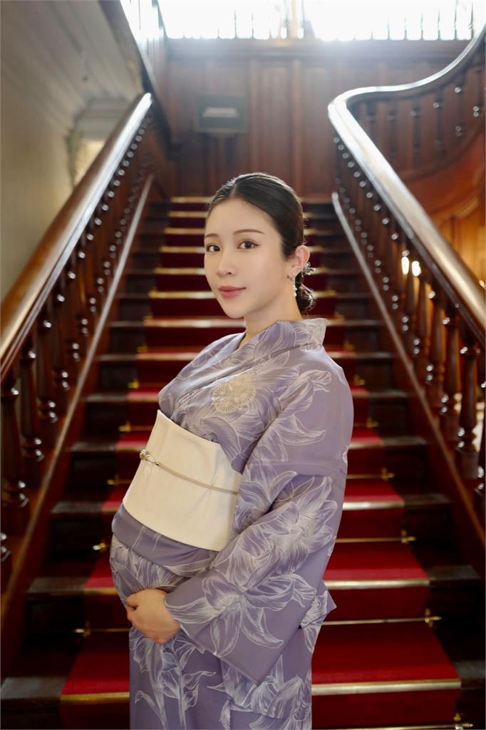 鄭家純懷雙胞胎「挺巨肚穿浴衣」私照曝！抖出「老公超有愛視角」網驚：太扯