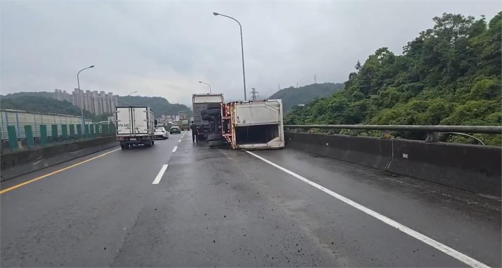 快新聞/疑閃避不及!台62線基隆段大貨車不慎失控翻覆 畫面曝光