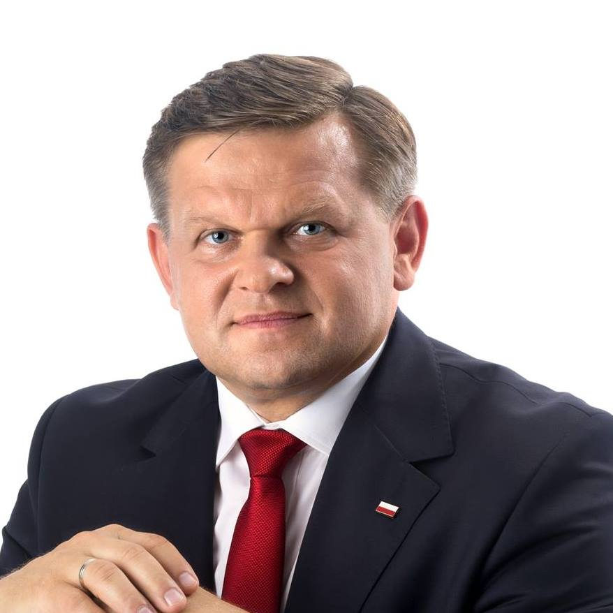 議員受訪一半突伸鹹豬手「摸女記者領口」!超噁行徑嚇翻網:根本是變態