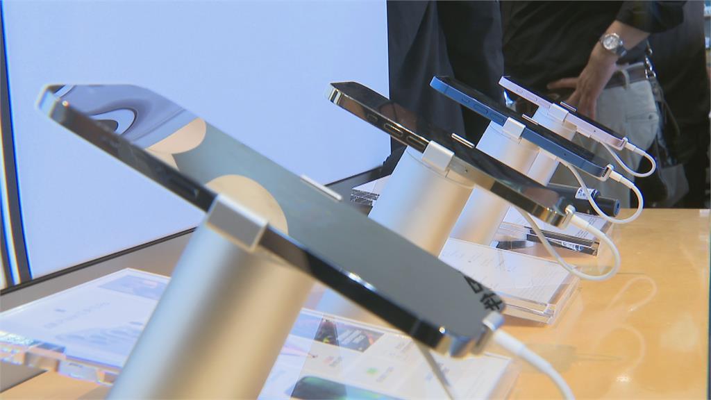 全球手機市場寒冬難過 各大廠牌力推旗艦機搶市