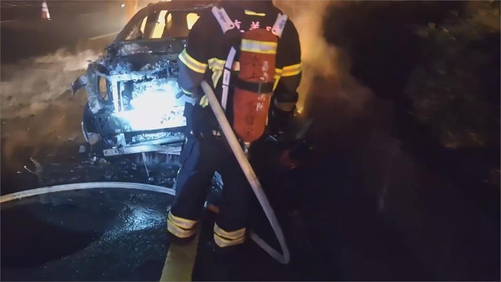 7旬翁騎車誤上國道 逆向撞上轎車釀火燒車身亡