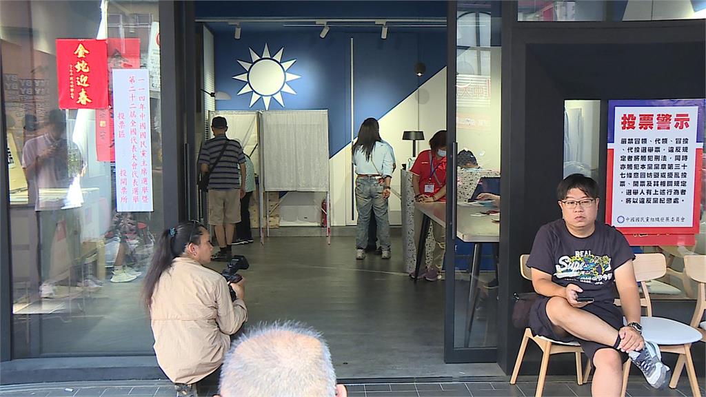 鄭麗文穿國旗裝展信心 郝龍斌曝盧秀燕傳訊息打氣