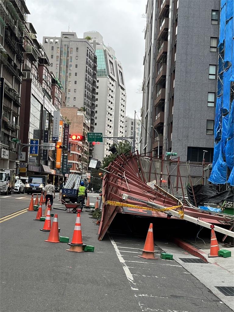 快新聞/康芮風超強! 新店公車倒退嚕下山「北投小吃店招牌、圍籬遭吹壞」