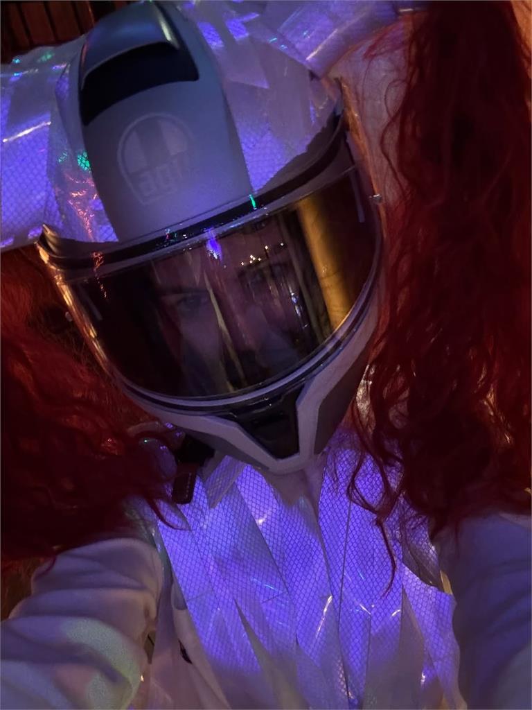 42歲安海瑟薇「爆改辣妹」黑長直沒了！原始臉蛋大消失…網認不出：這是誰