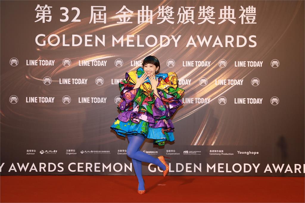 金曲紅毯/Lulu穿「球型彩色澎裙」逆天長腿超搶眼!透露今晚宣布喜訊