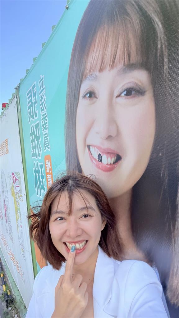 美女立委競選看板遭「抹黑」！她親赴現場「用大牙刷做1事」…萬網讚：EQ真高