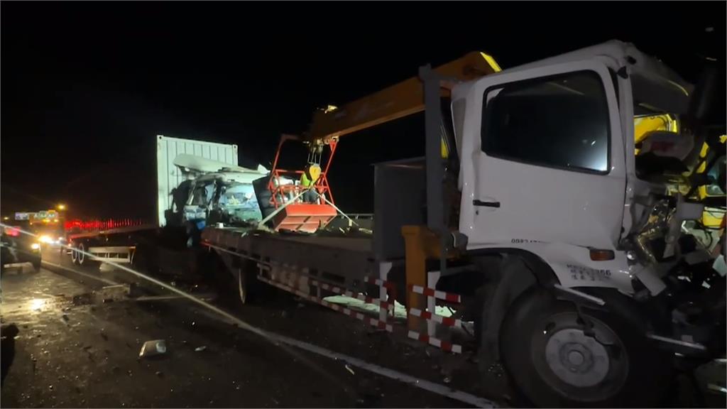 國一雲林路段「５車追撞」　５人送醫！１人重傷腿骨折