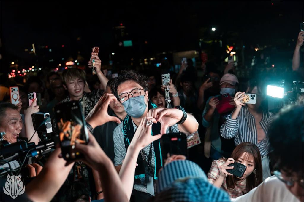沈伯洋突現身華山聽團！「戴口罩混人群被認出」粉絲見1事心疼喊：去睡覺