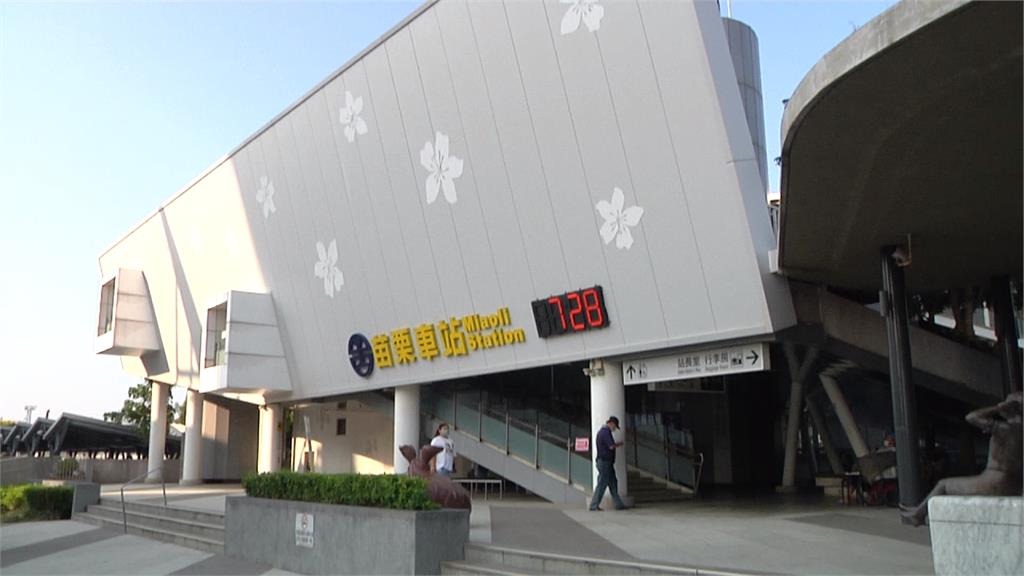 剪票、售票口都在三樓！　台鐵苗栗站電梯罷工又沒手扶梯惹民怨