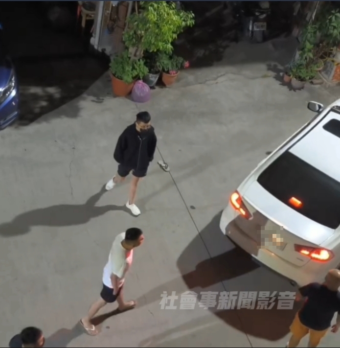 高雄小港夜不平靜！　黑衣人「球棒隊」叫囂當街押走人