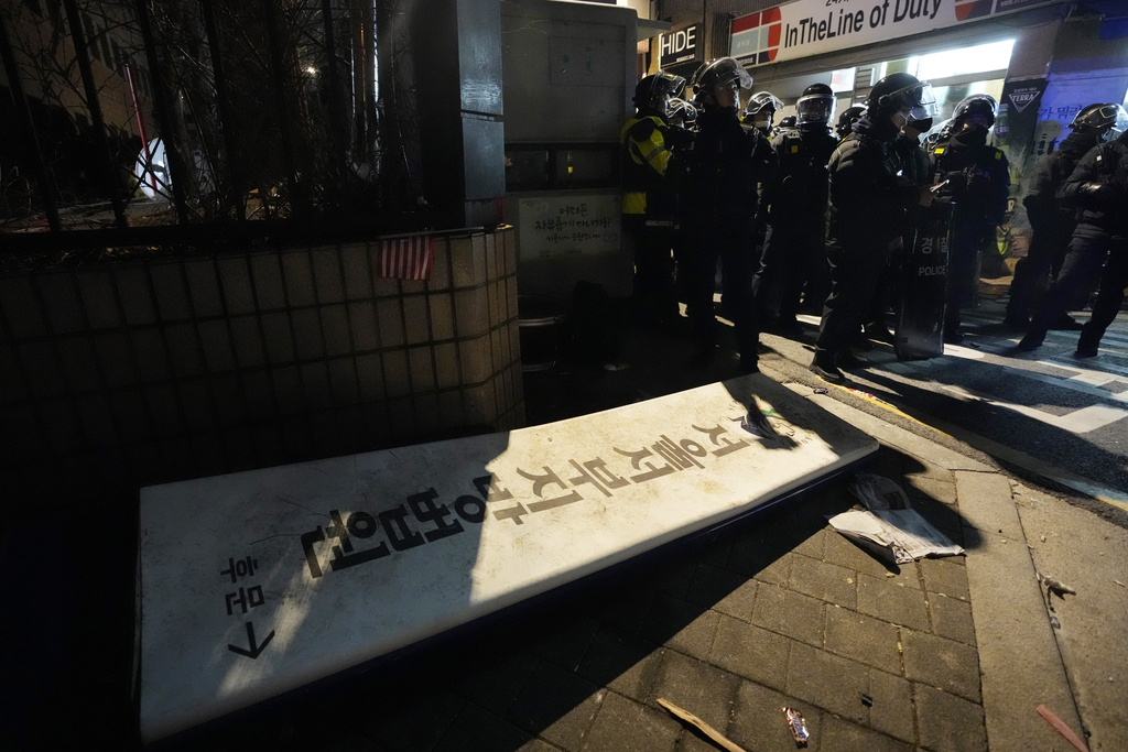 尹錫悅凌晨遭裁定羈押　支持者砸破窗戶硬闖法院
