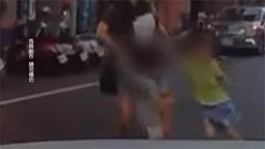 不良身教!婦牽2孩童危險「衝馬路」 駕駛嚇壞急煞險釀意外