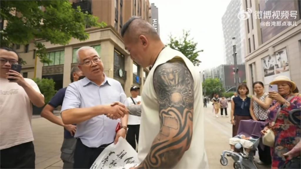 館長突收老伯「14字金句」臉秒垮…1舉動超尷尬!網酸爆:罵人不帶髒