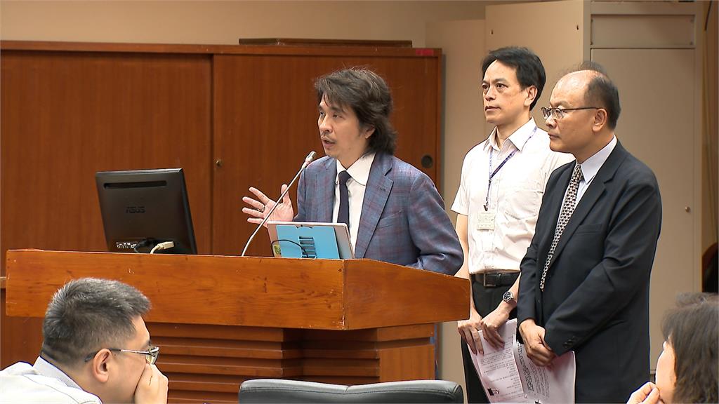 「網紅教授」葉丙成備詢初登場 報告緊張幾乎全程低頭