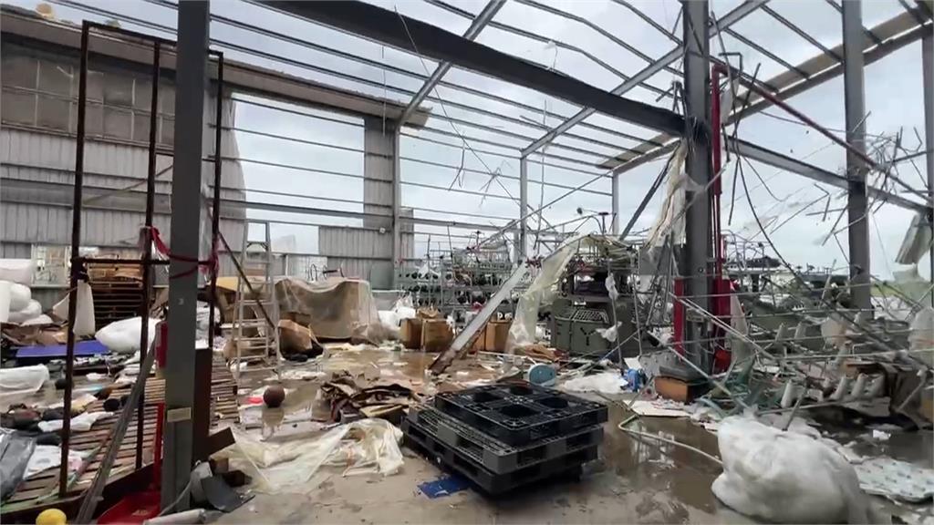 吉他工廠遭強風吹到全倒 家當、車子全被壓在鐵皮下