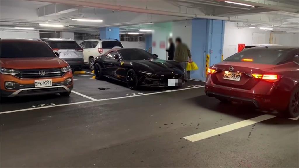 有錢就是任性！？千萬法拉利「一車停兩車位」　車主：有付兩個車位停車費