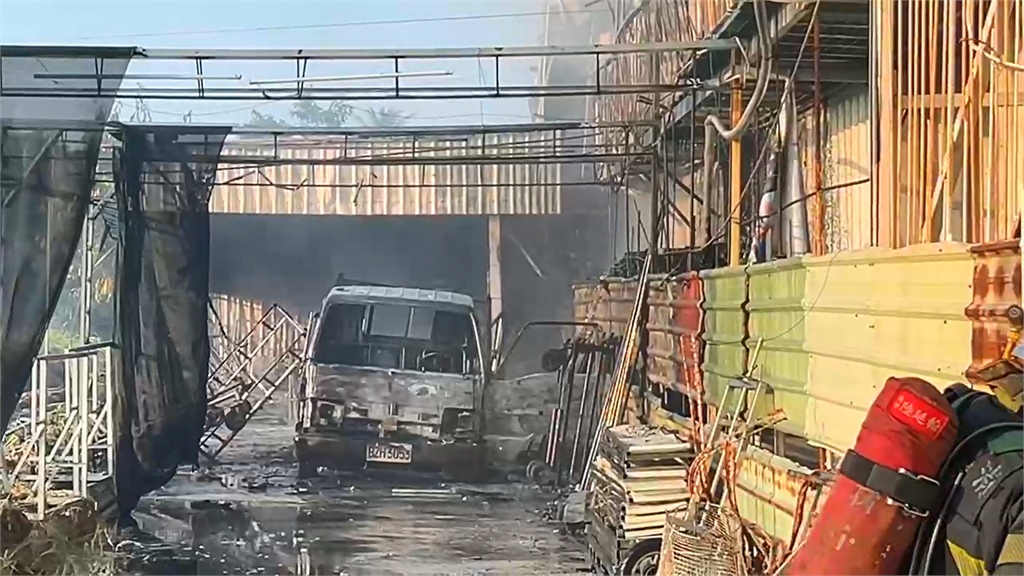 最新／台南百年木炭行火警！濃煙狂竄畫面曝光