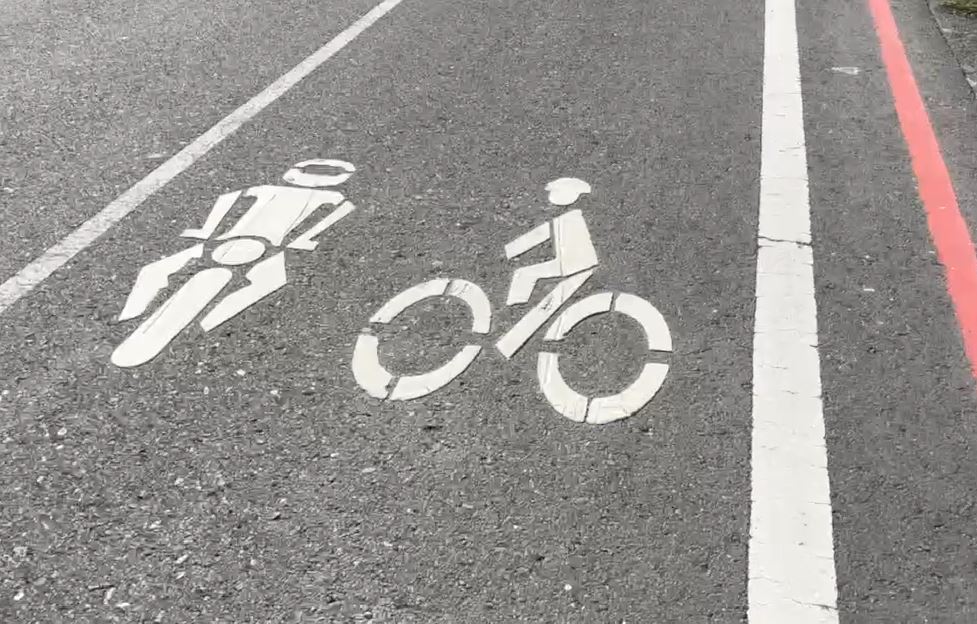 腳踏車騎士戴斗笠！　宜蘭女中路出現逗趣標誌
