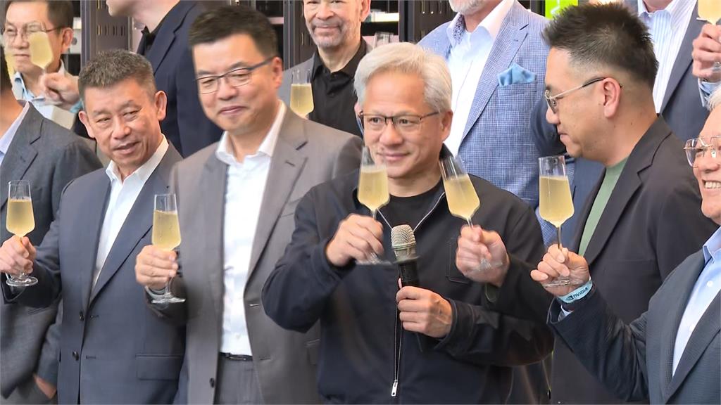 黃仁勳現身南港！　出席MGX活動贈「迷你機櫃模型」
