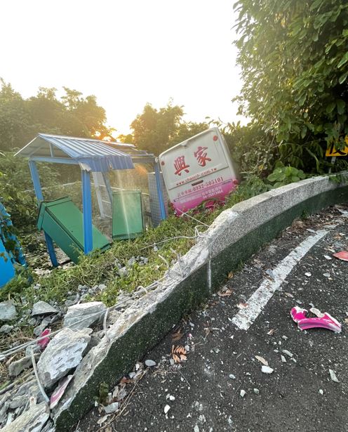 快新聞／台南遊覽車墜邊坡！  車頭嚴重毀損、9人急送醫 