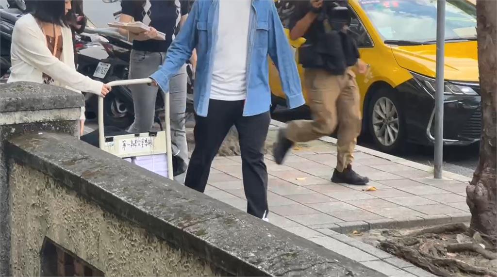 快新聞/柯文哲交保!北檢抗告狀送高院 卷宗堆滿手推車