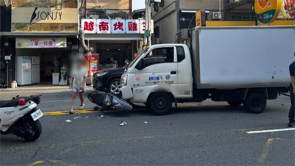 高雄鳳山死亡車禍！　77歲男騎車遭小貨車撞上送醫不治