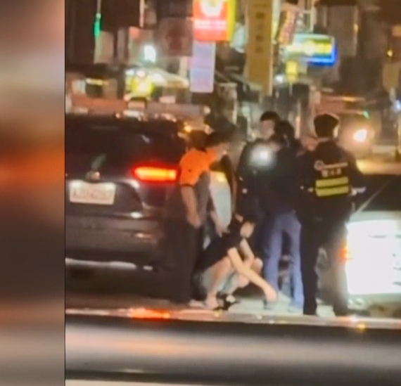 毒蟲停車越線被警攔查 心虛加速逃逸自撞安全島