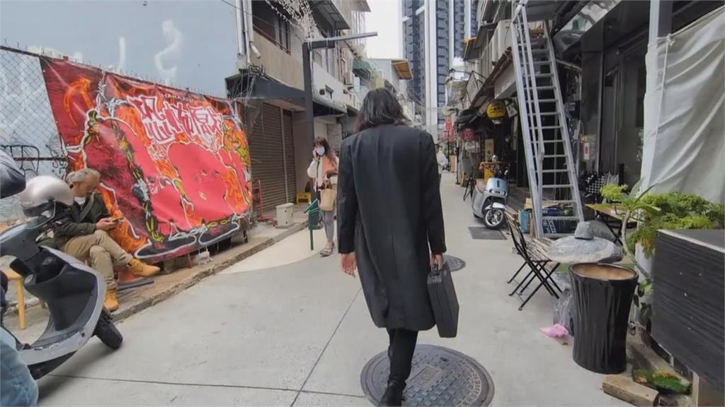 黑衣男持皮箱「捷運狂奔」驚動3警　急攔查「畫面超尷尬」：全戰鬥陀螺