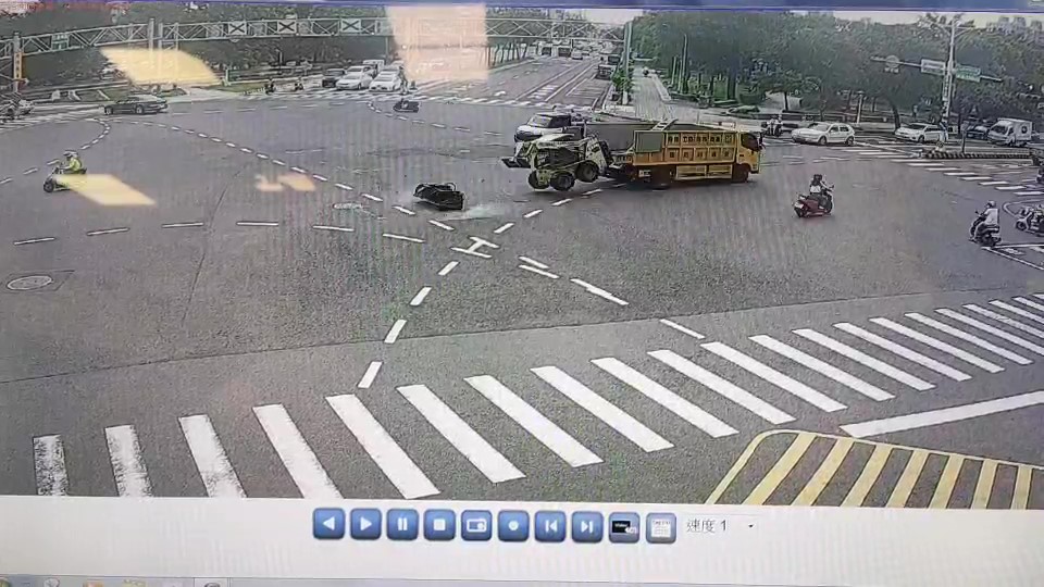 快新聞／台南回收車上「山貓」翻落路面　驚險畫面曝光