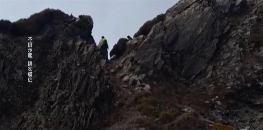 遊客衝武嶺賞雪景　危險攀峭壁拍照　警勸導喊到險「燒聲」